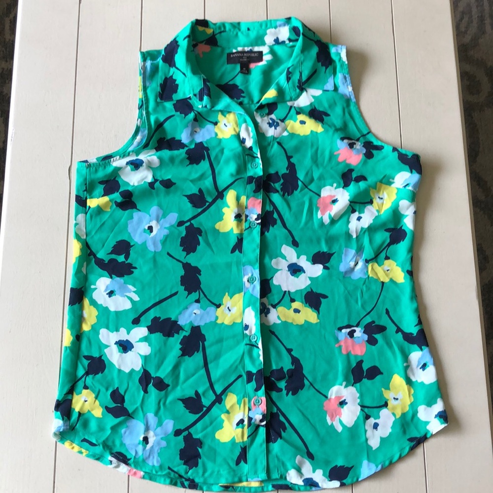 Banana Republic classic fit sleeveless blouse sz m